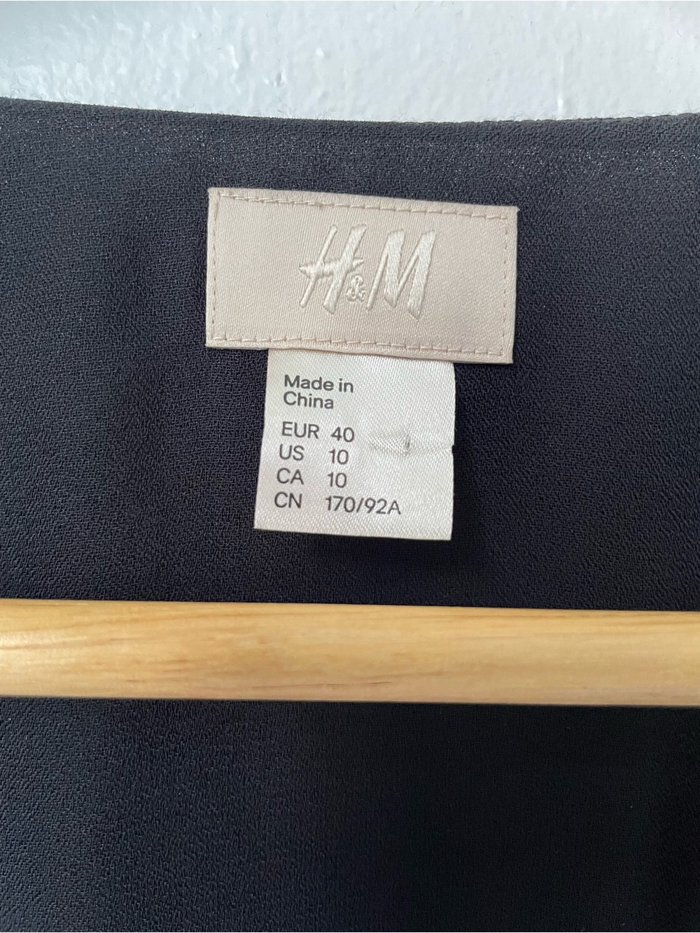 H&M Classic Black Sleeveless V-Neck Dress - Elegant Draped Detail - Picture 2 of 9